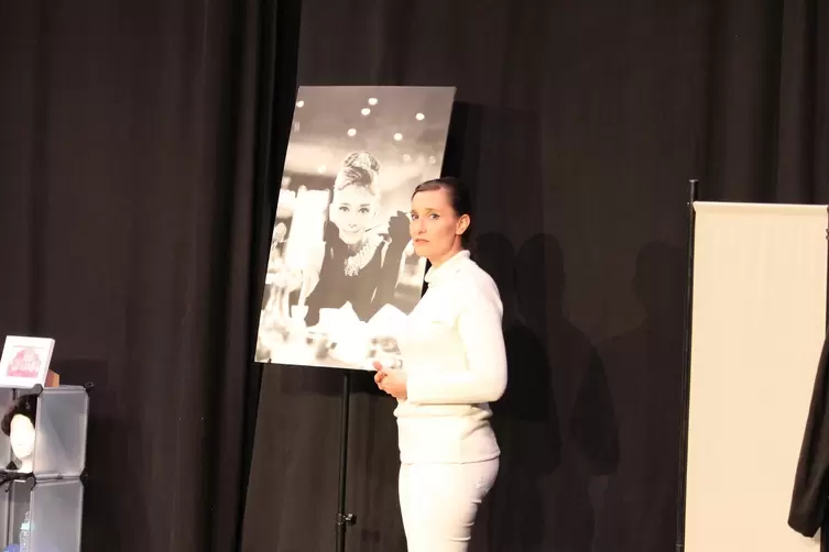7000250_1_articledetail_audrey_hepburn_werkstatt3